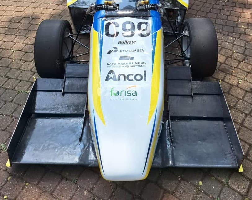 Formula Student front wing CAD, CFD visualization, and installed vehicle photo