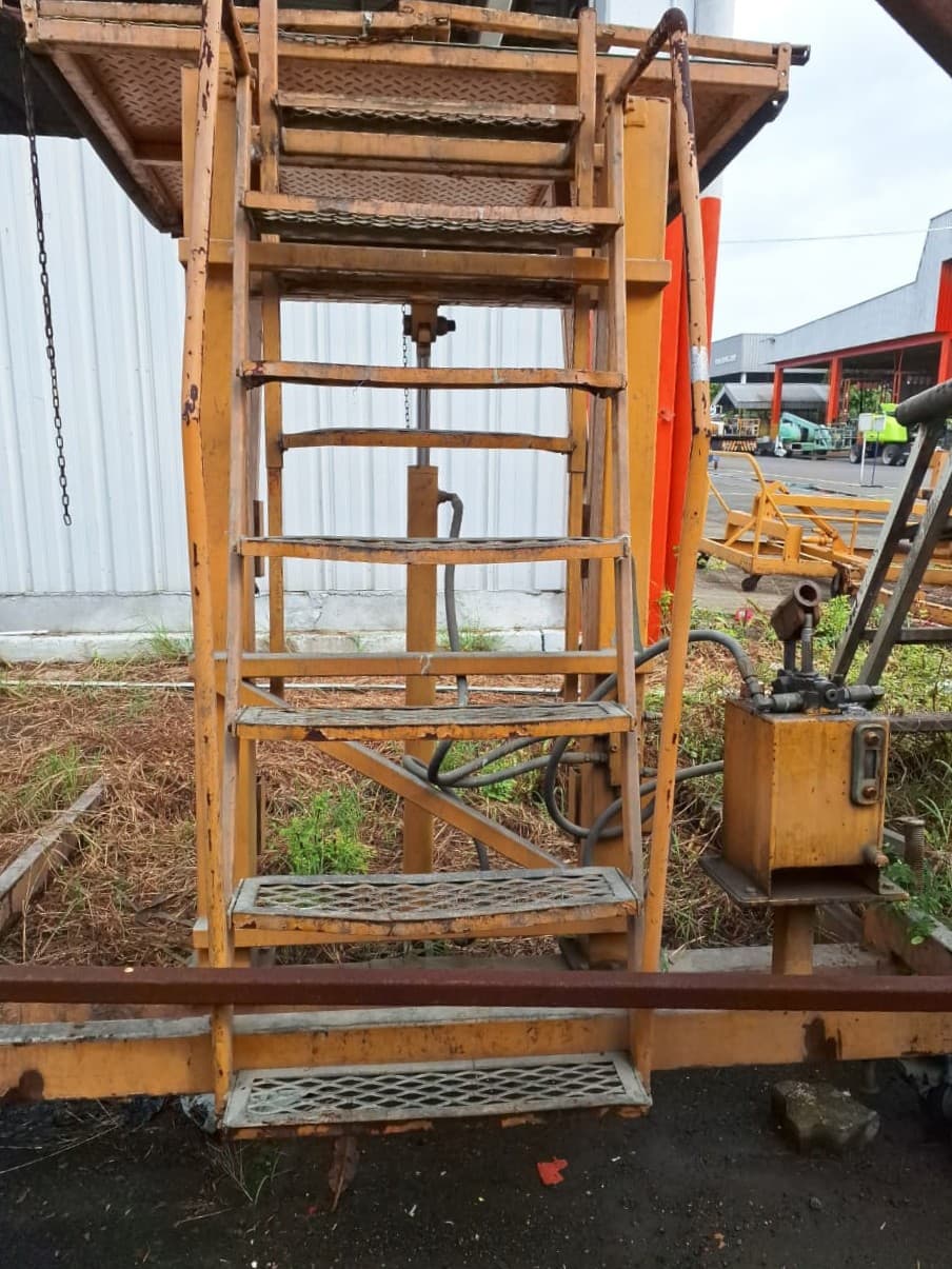 Hydraulic stair platform physical reference photos and CAD model views